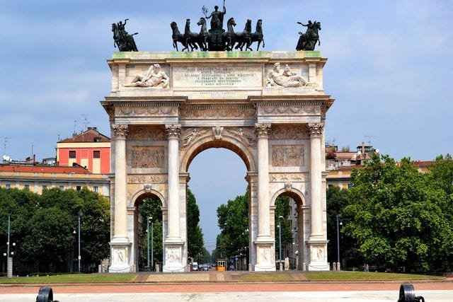 قوس النصر في ميلان ، من اشهر الاماكن السياحية في ميلان ايطاليا