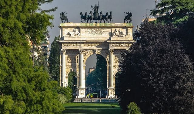 قوس النصر ميلان ، من أفضل الاماكن السياحية في ميلانو ايطاليا