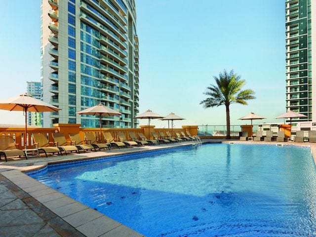 يحتوي فندق هوثورن دبي على مسابح داخلية وخارجية رائعة