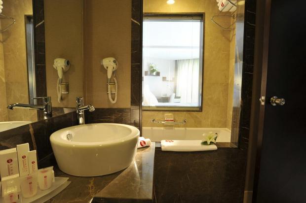 حمام في فندق رمادا انطاليا