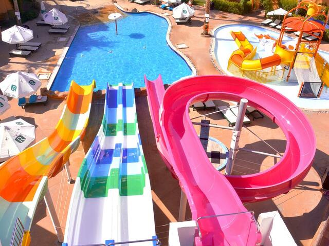 تتوفر مجموعة مميزة من الألعاب المائية في فندق ريحانة ريزورت شرم الشيخ