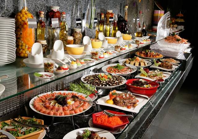 يُعد فندق روتانا تاور دبي أفضل الفنادق لكونه يضم العديد من المطاعم التي توفّر مأكولات عديدة