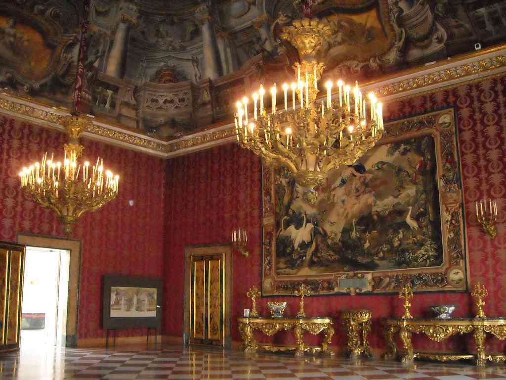 القصر الملكي في مدينة نابولي ايطاليا