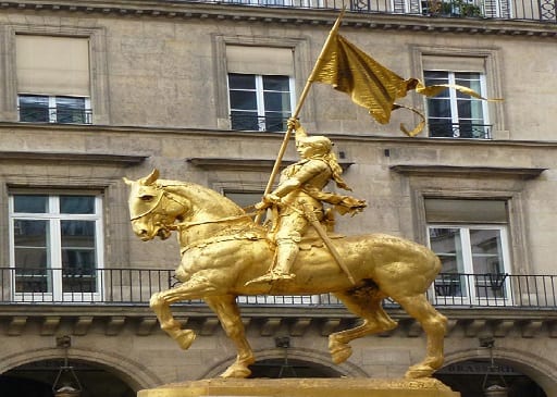 تمثال جان دارك في شارع ريفولي في باريس فرنسا