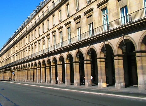 متحف اللوفر في شارع ريفولي في باريس فرنسا