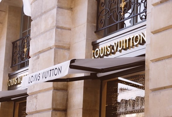 محلات الماركات العالمية في شارع ريفولي في باريس فرنسا
