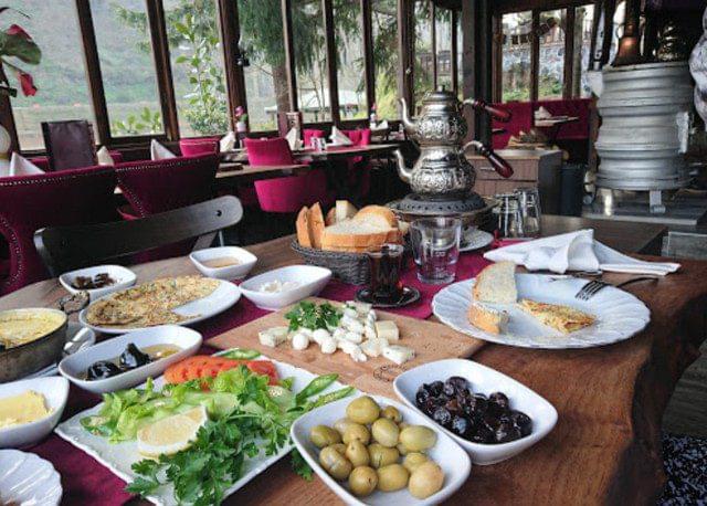 مطعم سارا بحيرة الورود