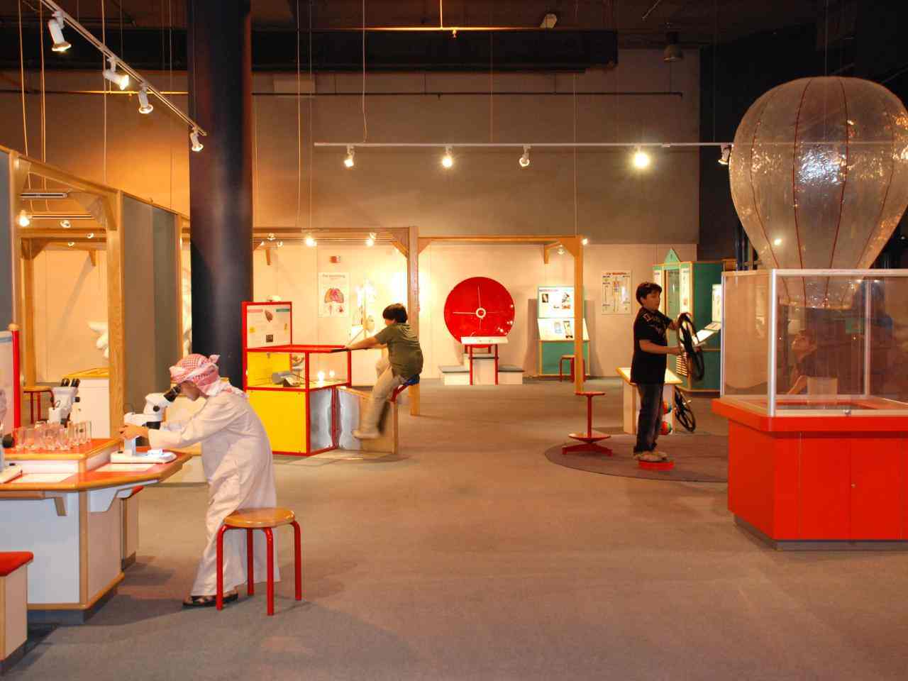 يعد متحف الشارقة العلمي من اهم الاماكن السياحية في الشارقة الامارات