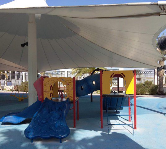 منطقة لعب الاطفال الموجود على الشاطئ
