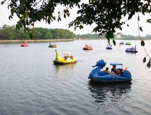 بحيرة سيتو باباكان من أفضل الاماكن السياحية في جاكرتا اندونيسيا