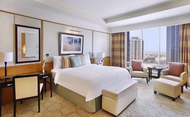 يضم فندق الريتز دبي غرف بتصميمات راقية تُناسب العائلات