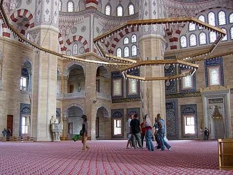 المسجد المركزي سابانجي من اشهر معالم السياحة في اضنة 