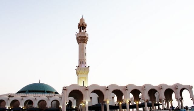 المسجد العائم في جدة به الكثير من القباب