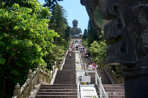 متحف و تمثال بوذا الكبير من اشهر معالم السياحة في هونج كونج الصين