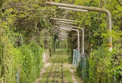 السكة الحديدية الموصلة إلى مدينة ملاهي تيبيدابو في برشلونة إسبانيا