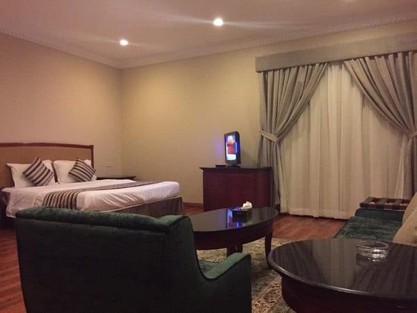 غُرف فسيحة وفاخرة مع منطقة جلوس مُريحة وشاشة مُسطحة في فندق شهار الطائف