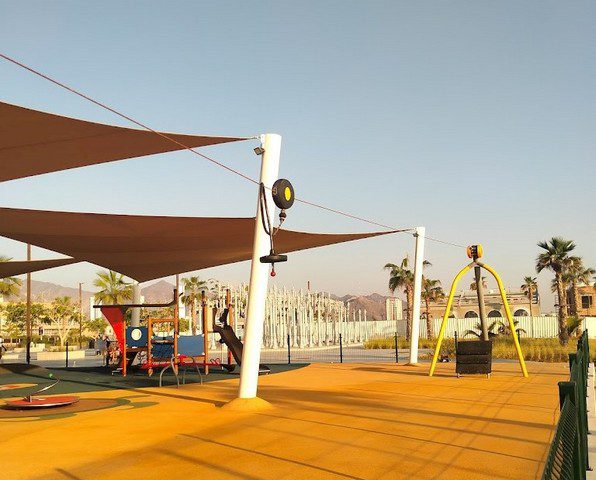 شاطئ المظلات في الفجيرة