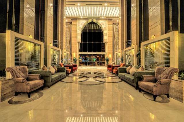 يتمتّع فندق عفراء مكة بتصميمات داخية مُميّزة.