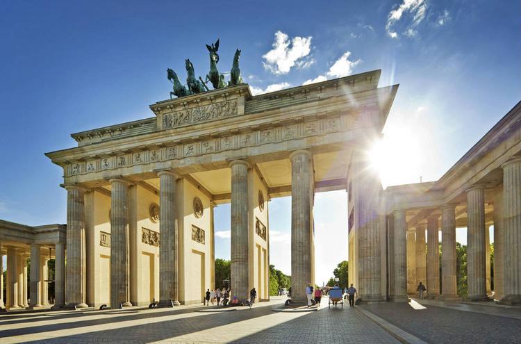 بوابة براندنبورغ تعد من اهم الاماكن السياحية في برلين