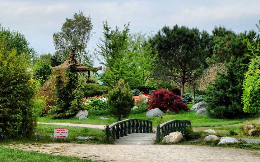 تعد حديقة بوتانيك (بالتركية: Botanik Parkı) او حديقة الزهور من اهم الحدائق وأكبرها في مدينة بورصة