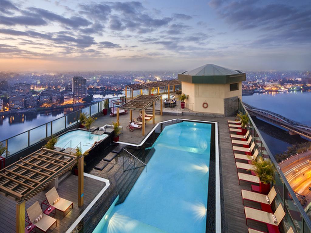 مسبح على سطح فندق فورمنت القاهرة
