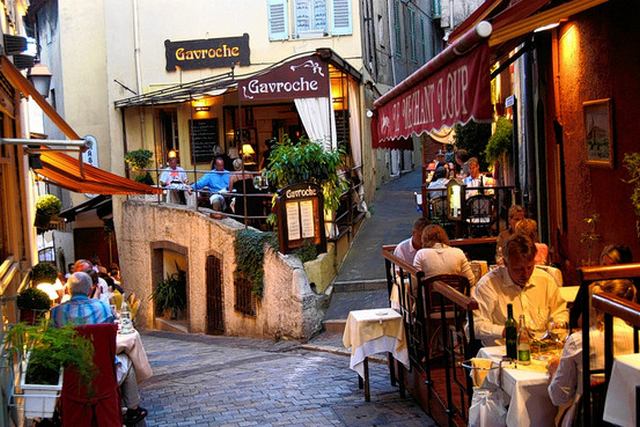 المدينة القديمة من أفضل الاماكن السياحية في كان فرنسا