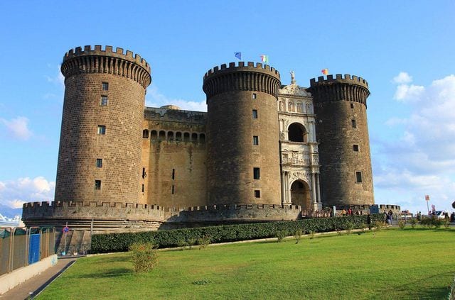 قلعة نوفو من أفضل الاماكن السياحية في نابولي ايطاليا