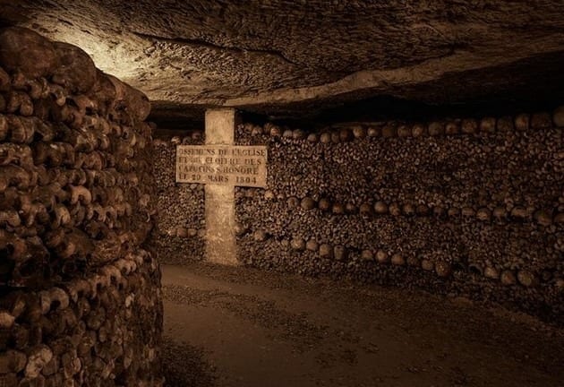 catacombes de paris 1 - أفضل نشاطين عند زيارة سراديب الموتى في باريس فرنسا