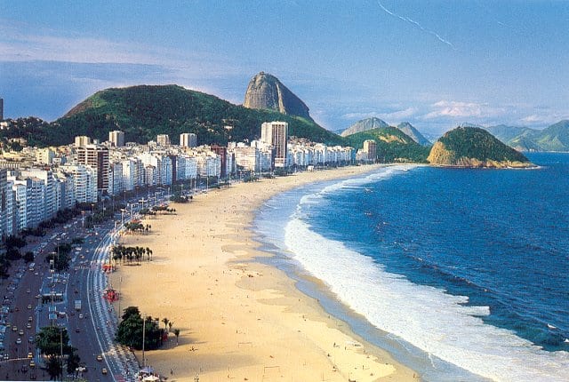 شاطئ كوباكابانا في ريو دي جانيرو البرازيل