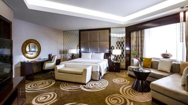 تنفرد غرف كراون بلازا دبي ديره بمساحاتها الواسعة.