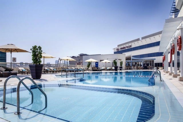 المسبح الخارجي في فندق كراون بلازا ديره دبي