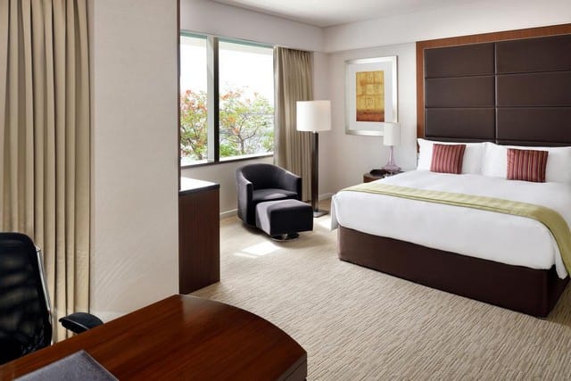 فندق كراون بلازا فيستيفال سيتي دبي يتميز بتوفير أرقى المرافق الحيوية والخدمات الفندقية فهو أحد أجمل فنادق دبي خمس نجوم