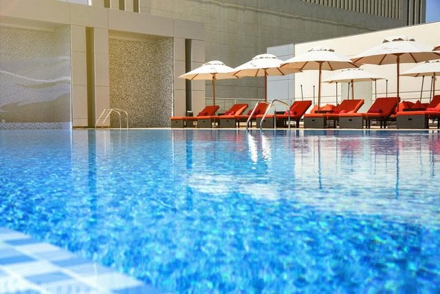 يقدم داون تاون روتانا البحرين خيارات عديدة للاسترخاء من بينها مسبح على سطح الفندق