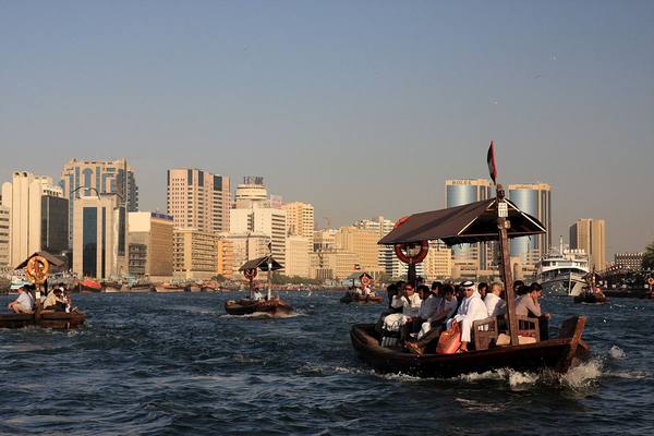 خور دبي الذهاب في رحلة القارب والتعرف على أفضل الاماكن السياحية في دبي