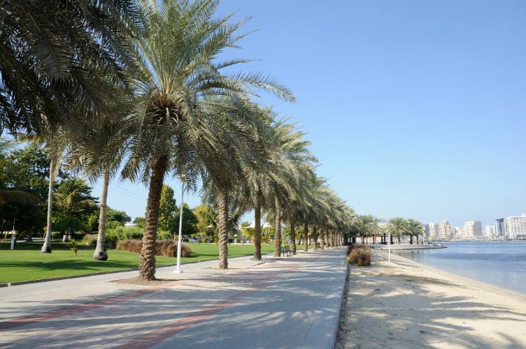 كورنيش خور دبي المرفق بالمنتزهات والمطاعم الفاخرة ، تعرف معنا على أفضل الانشطة في خور دبي الأفضل من بين الاماكن السياحية في دبي