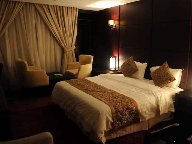 غرفة قياسية في الفهد للأجنحة الفندقية الذي يعتبر واحد من أجمل اجنحة مفروشة في جدة