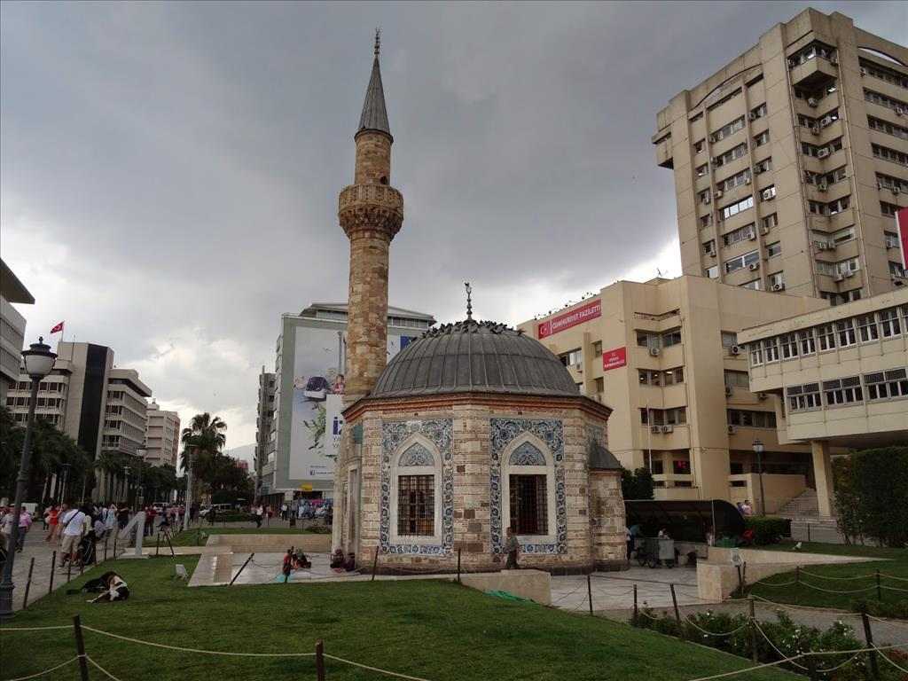 جامع كوناك من أفضل معالم ازمير القريبة من برج الساعة في ازمير تركيا
