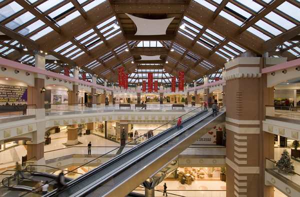 مركز تسوق لا كورت لومباردا من اشهر مراكز التسوق في ميلان