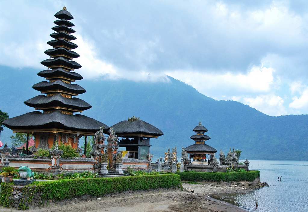 بحيرة براتان من أفضل الاماكن السياحية في بالي اندونيسيا