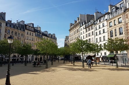 ساحة دوفين في جزيرة إيل دو لا سيتي في باريس فرنسا