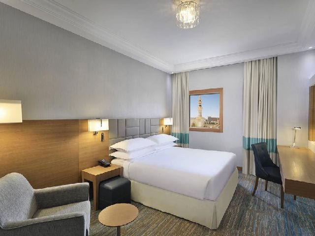 غرفة قياسية لفندق فور بوينتس باي شيراتون مكة النسيم من فنادق العوالي مكة