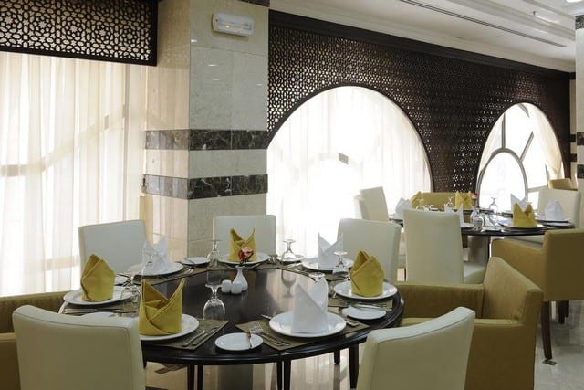 فندق مشعل السلام المدينة المنورة يُقدّم بوفيه مفتوح كل يوم للزوّار في مطعمه.