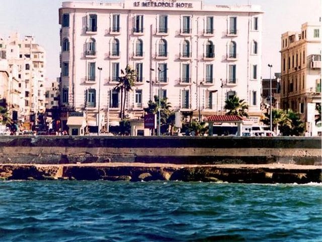 ينفرد فندق متروبول الاسكندرية بمبنى عتيق يعود تاريخه الى القرن الثامن عشر