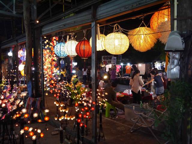 السوق الليلي من أفضل الاماكن السياحية في شنغماي 