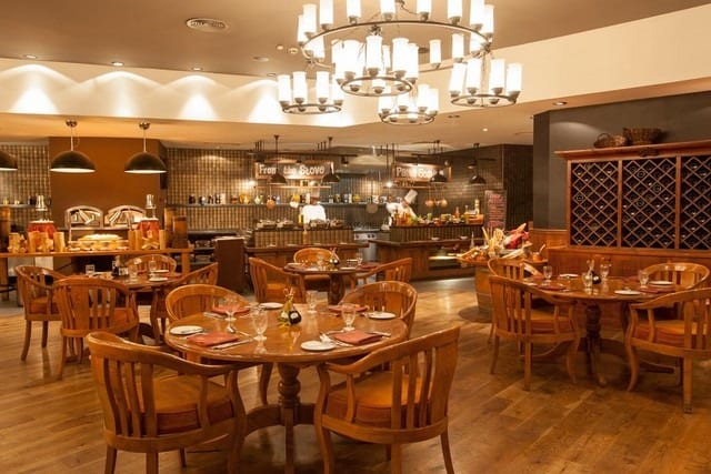 يُقدّم فندق اوسيس دبي جي بي ار مطعمان يُقدّمان مأكولات عالمية.