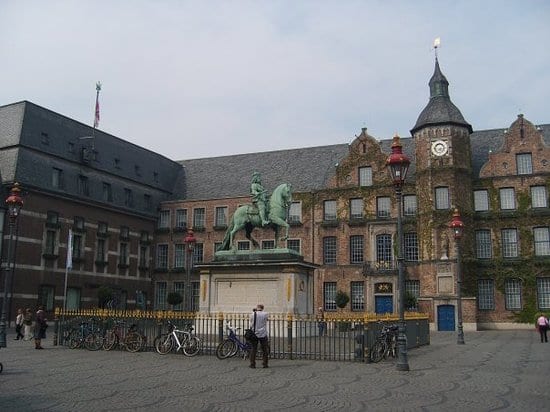 البلدة القديمة من أفضل اماكن دوسلدورف الاماكن السياحية