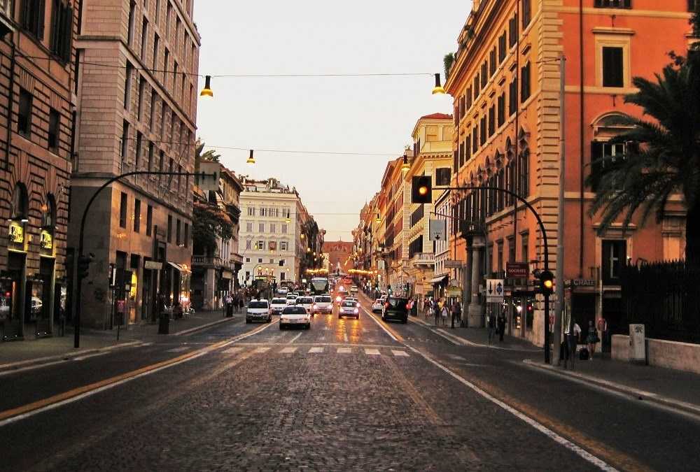 شارع فيا ناتزيونالي من اهم اسواق روما ايطاليا
