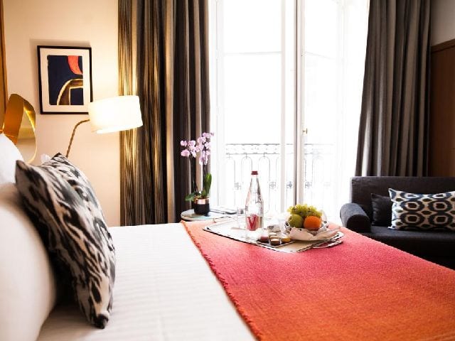 تضم قائمة فندق قريب من الشانزليزيه وسعره مناسب على الكثير من الفنادق الجميلة أبرزها فيرنيه باريس