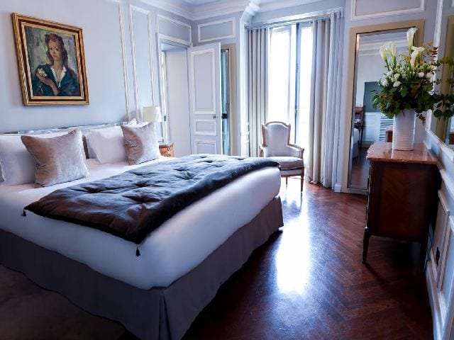 فخامة أحد غرف فندق لانكستر باريس بين فنادق باريس القريبه من الشانزليزيه
