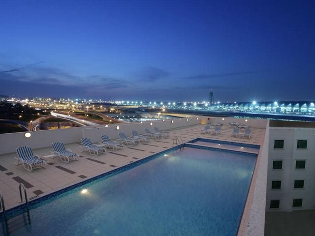 المسبح الخارجي في فندق مطار دبي بالساعة